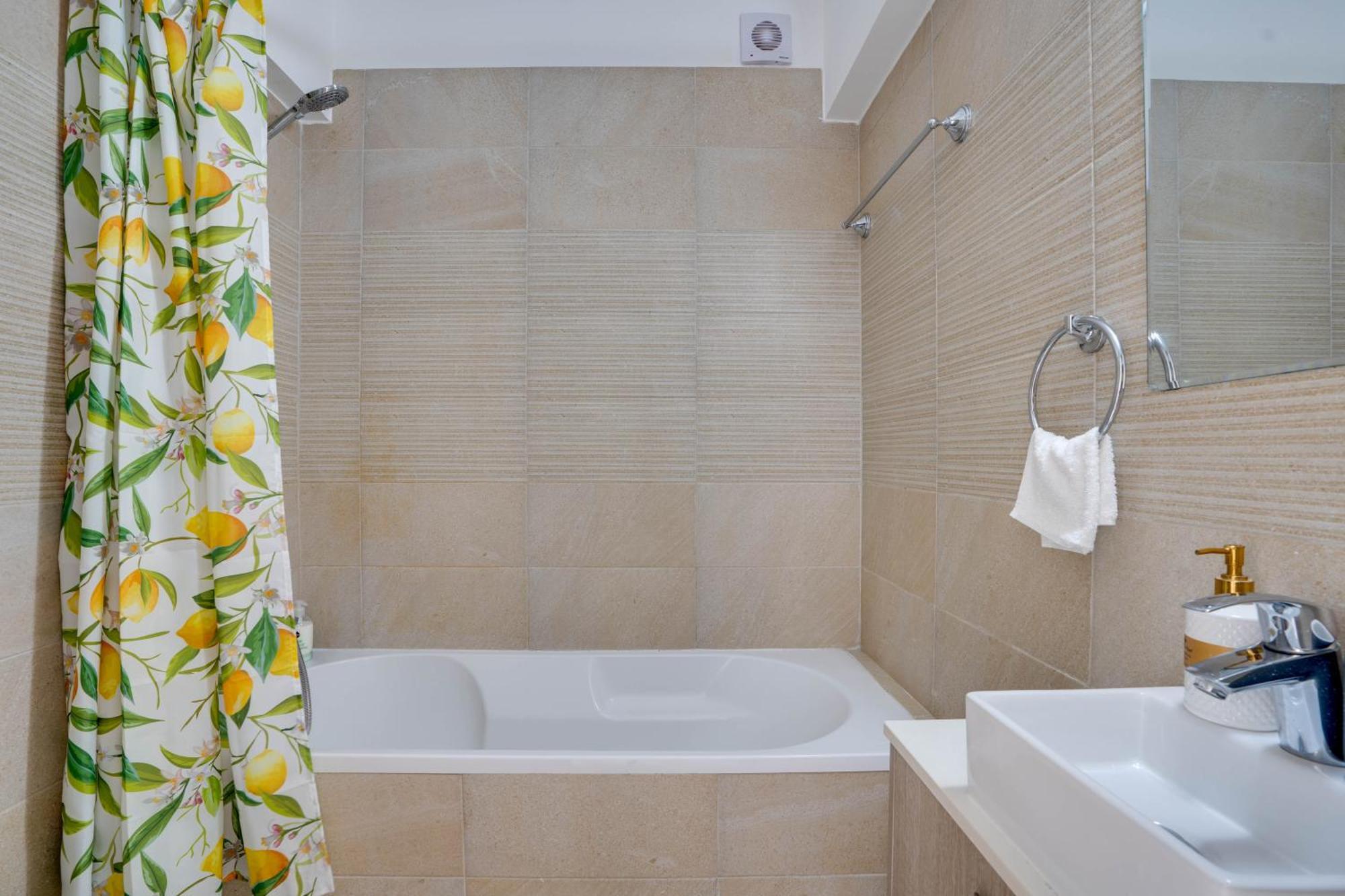 Lemon Paradise City Centre 200M From Beach Ларнака Екстериор снимка