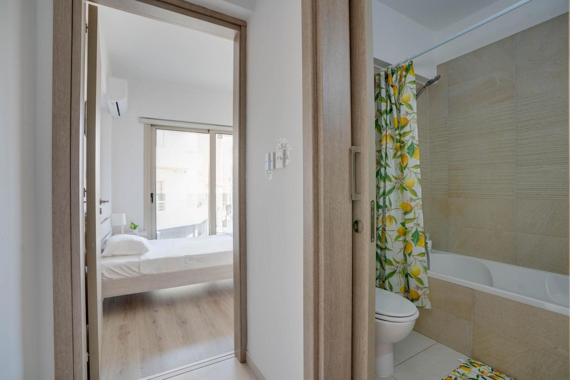 Lemon Paradise City Centre 200M From Beach Ларнака Екстериор снимка